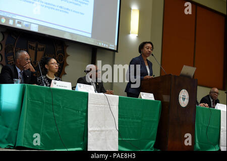 TALLAHASSEE, Fla. (Sep. 22, 2017) Evelyn Kent, Verteidigungsministerium (DoD) historisch schwarze Hochschulen und Universitäten/Minderheit Institutionen (HBCU/MI) Programm Manager, in einem DoD" während der Abteilung Marine (DoN) HBCU/MI Naval Gelegenheit, das Bewusstsein Workshop an der Florida A&M University beteiligt. Die DoN HBCU/MI-Programm ist darauf ausgelegt, die Teilnahme von Hbcu/MIs in der Forschung der Marine, Entwicklung, Test und Bewertung (DFÜ & E) Programme und Aktivitäten zu erhöhen. Stockfoto