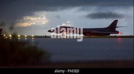 Ein US Air Force B-1B Lancer, zu der 37th Expeditionary Bomb Squadron zugeordnet, bereitgestellt von Ellsworth Air Force Base, South Dakota, bereitet aus der Andersen AFB, Guam, Sept. 23, 2017. Diese Mission wurde als Teil der kontinuierlichen Demonstration der gepanzerten US-Engagement für die Verteidigung seiner Heimat und zur Unterstützung seiner Partner und Verbündete geflogen. Stockfoto