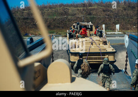 PUERTO RICO (Sept. 24, 2017) - Matrosen zu Beach Master Unit 2 offload Ausrüstung aus einer Landing Craft utility zugewiesen während des Transports Operationen zur Unterstützung der Hurrikan Maria Hilfsmaßnahmen. Das Verteidigungsministerium ist die Unterstützung der Federal Emergency Management Agency, die federführende Bundesbehörde, dabei helfen, die Betroffenen durch den Hurrikan Maria Leiden zu minimieren und als ein Bestandteil des gesamten-von-Reaktion seitens der Regierung Bemühungen. Stockfoto