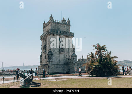 Touristen, die in der Torre de Belém in Lissabon Stockfoto