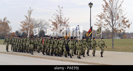 Seen, Illinois (Nov. 14, 2017) Rekruten märz hinunter die Straße am Training Befehl Rekrutieren (RTC) beim Tragen der Marine Arbeiten Einheitliche (Nwu) Typ III Uniformen. Die neue Tarnung Uniformen gestartet werden eingehende Rekruten bei RTC im Oktober herausgegeben. Etwa 30,000-40,000 Rekruten Absolvent RTC jährlich. Stockfoto