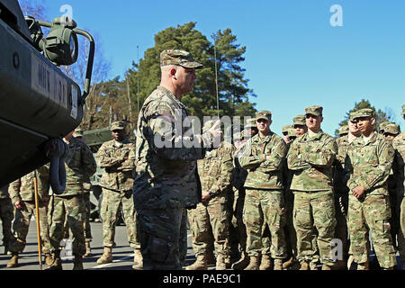 Chief Warrant Officer 3 Karl Lorenz (links), ein Wartungstechniker für die Zentrale und Hauptverwaltung Truppe, 3 Staffel, 2 Cavalry Regiment zugeordnet, Bewertungen geeignete Schutzausrüstung, Anforderungen und Verfahren für den sicheren Betrieb von Selbst - bergewinden Für Stryker gepanzerten Kampffahrzeugen während einer Sicherheit nach unten, 24. März, an Adazi Militärbasis, Lettland. Wolfpack Soldaten erhalten Anweisungen und eine Demonstration, dass Sie mit der richtigen und sicheren Winde vertraut sind Unfälle während in Lettland Ausbildung zur Unterstützung der Operation Atlantic lösen, um zu verhindern, dass ein Mu Stockfoto