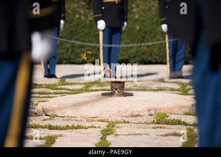 Soldaten beteiligen sich mit einer Kranzniederlegung zu ehren Präsident John F. Kennedy an seinem Grab in den nationalen Friedhof von Arlington, Okt. 20, 2015 in Arlington, Virginia Kennedy maßgeblich zu der Special Forces, einschließlich der Ermächtigung der "Green Beret" als offizielle Kopfbedeckung für alle U.S. Army Special Forces. Stockfoto