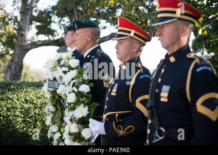 Die Mitglieder der U.S. Army 1 Kommando Spezialkräfte, Links, und der US-Army Band, "Pershing die eigene, "Rechts, für den Start einer Kranz warten - Grundsteinlegung ehren Präsident John F. Kennedy an seinem Grab in den nationalen Friedhof von Arlington, Okt. 20, 2015 in Arlington, Virginia Kennedy maßgeblich zu der Special Forces, einschließlich der Ermächtigung der "Green Beret" als offizielle Kopfbedeckung für alle U.S. Army Special Forces. Stockfoto