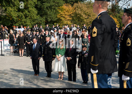 Von links, unter Sekretär der United States Army Patrick Murphy, Stellvertretender Kommandierender General 1 Special Forces Command (Airborne) Brig. Gen. E. Johannes Deedrick jr., Pres. John F. Kennedy ist toll - nichte Alexandra Pender, JFK's Neffen William Kennedy Smith und 3 Special Forces Group (Airborne) Sgt. Maj. Bruce W. Holmes Teilnahme an einer Kranzniederlegung Zeremonie am Grab von JFK in Arlington National Cemetery, Okt. 19, 2016 in Arlington, Virginia Kennedy maßgeblich zu der Special Forces, einschließlich der Ermächtigung der "Green Beret" als offizielle Kopfbedeckung für alle US-Armee Spezia Stockfoto