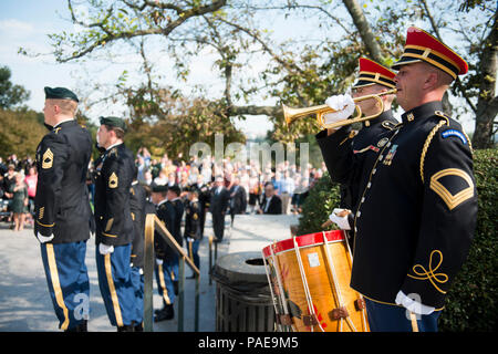 Mitglieder des U.S. Army Band, "Pershing die eigene, "Play Tippt während der 1 Special Forces Command (Airborne) Kranzniederlegung am Grab von US-Präsident John F. Kennedy in Arlington National Cemetery, Oktober 1, 2016, in Arlington, Virginia Kennedy maßgeblich zu der Special Forces, einschließlich der Ermächtigung der "Green Beret" als offizielle Kopfbedeckung für alle U.S. Army Special Forces. Stockfoto