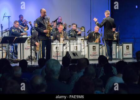 Sgt. Maj. Andrew Layton, Saxophon, führt das Lied "kann ich überzeugen Sie" während der Jazz Ambassadors Konzert am 25. März in Reno, Nev der Jazz Ambassadors ist offizieller Touring big band der US-Armee und sind gerade in den westlichen USA auf ihren Frühling Konzert Tour. (U.S. Armee Foto von Sgt. 1. Klasse Joshua Johnson) Stockfoto