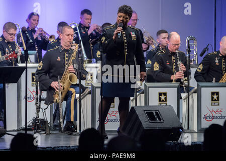 Master Sgt. Marva Lewis, empfohlene Sänger, erregt die Menge, als sie "Es ist zu spät" während der Jazz Ambassadors Konzert am 25. März in Reno, Nev der Jazz Ambassadors ist offizieller Touring big band der US-Armee und sind gerade in den westlichen USA auf ihren Frühling Konzert Tour. (U.S. Armee Foto von Sgt. 1. Klasse Joshua Johnson) Stockfoto