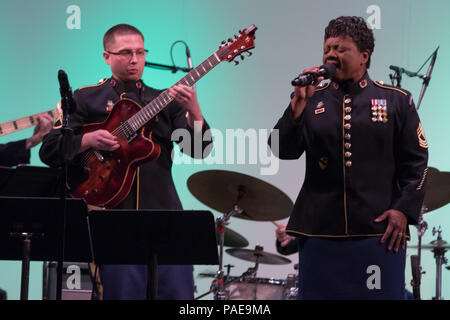 Master Sgt. Marva Lewis, empfohlene Sänger, singt: "Tag für Tag", während Staff Sgt. Jonathan Epley begleitet mit seiner Gitarre im Jazz Ambassadors Konzert am 25. März in Reno, Nev der Jazz Ambassadors ist der US-Armee offizielle touring Big Band und sind gerade in den westlichen USA auf ihren Frühling Konzert Tour. (U.S. Armee Foto von Sgt. 1. Klasse Joshua Johnson) Stockfoto