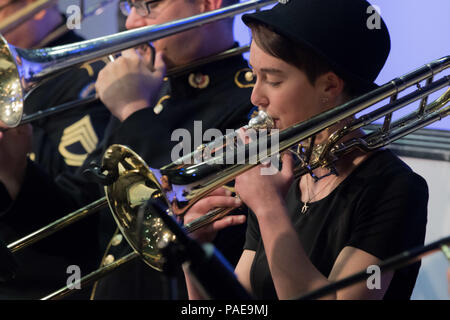 Robert McQeen High School Student, Gabriela Zbella, spielt eine Perspektiven Song auf ihrem Posaune mit dem Jazz Botschafter während der Jazz Ambassadors Konzert am 25. März in Reno, Nev der Jazz Ambassadors ist der US-Armee offizielle touring Big Band und sind gerade in den westlichen USA auf ihren Frühling Konzert Tour. (U.S. Armee Foto von Sgt. 1. Klasse Joshua Johnson) Stockfoto