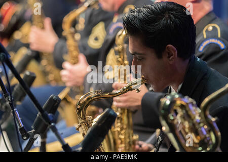 Robert McQueen High School Student, Jayant Singh, spielt eine Perspektiven Song auf seinem Saxophon mit dem Jazz Botschafter während der Jazz Ambassadors Konzert am 25. März in Reno, Nev der Jazz Ambassadors ist der US-Armee offizielle touring Big Band und sind gerade in den westlichen USA auf ihren Frühling Konzert Tour. (U.S. Armee Foto von Sgt. 1. Klasse Joshua Johnson) Stockfoto