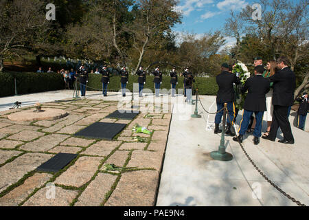 Unter Generalsekretär der United States Army Patrick Murphy, Stellvertretender Kommandierender General 1 Special Forces Command (Airborne) Brig. Gen. E. Johannes Deedrick jr., Pres. John F. Kennedy ist toll - nichte Alexandra Pender, JFK's Neffen William Kennedy Smith und 3 Special Forces Group (Airborne) Sgt. Maj. Bruce W. Holmes Teilnahme an einer Kranzniederlegung Zeremonie am Grab von JFK in Arlington National Cemetery, Okt. 19, 2016 in Arlington, Virginia. Kennedy, die besondere Kräfte, einschließlich der Ermächtigung der "Green Beret" als offizielle Kopfbedeckung für alle U.S. Army Special Forces beigetragen. Stockfoto