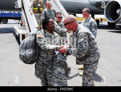 Command Sgt. Maj. Troy Hester, Kansas Army National Guard 2/137 th kombinierte Waffen Bataillon grüßt neu ankommenden Soldaten der 2/137 th Kabine am Internationalen Flughafen Dschibuti, Juni 18. Die 2/137 th CAB ersetzen Der 1/65 th Puerto Rico Army National Guard ist, unter Combined Joint Task Force - Horn von Afrika zu dienen. Stockfoto