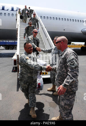 Command Sgt. Maj. Troy Hester, und Oberstleutnant Greg Mittman, die 2/137 th battalion Commander, grüßen neu ankommenden Soldaten der Kansas Army National Guard 2/137 th kombinierte Waffen Bataillon am Internationalen Flughafen Dschibuti, Juni 18. Die 2/137 th CAB ersetzen Der 1/65 th Puerto Rico Army National Guard ist, unter Combined Joint Task Force - Horn von Afrika zu dienen. Stockfoto