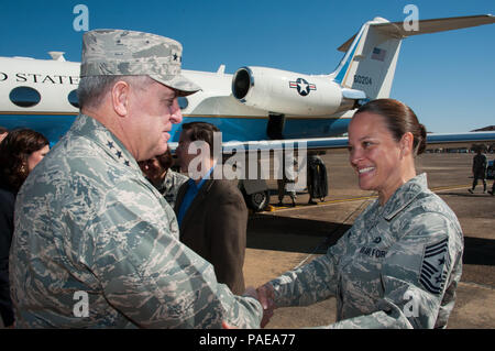 Maxwell AFB, Ala-Chief Master Sergeant Laura Callaway, rechts, Command Chief Master Sergeant, 42th Air Base Wing, begrüßt General Mark A. Welsh, III, 20 Stabschef der US Air Force, zu Maxwell, 22. März 2016. Welsh durchgeführt Senior mentoring Sitzungen mit Offizieren und Mannschaften und Maxwell. (US Air Force Foto von Bud Hancock/Freigegeben) Stockfoto