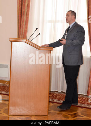 Erster Leutnant Andrey Sidorenko, Senior Medical Officer mit gemeinsamen multinationalen Ausbildung Group-Ukraine nimmt als Gastredner auf der zweiten jährlichen Internationalen Konferenz über die Einführung der taktischen Medizin ins Ukrainische Militär- und Strafverfolgungsbehörden, 25. März 2016, an der Taras-schewtschenko-Universität Kiew. Der Zweck der Konferenz war es, die internationale Erfahrung im Aufbau der taktischen Medizin die Bildungs- und Ausbildungsprogramme in der Ukraine zu präsentieren. (U.S. Armee Foto: Staff Sgt. Adriana M. Diaz-Brown, 10 Drücken Sie Camp Headquarters) Stockfoto