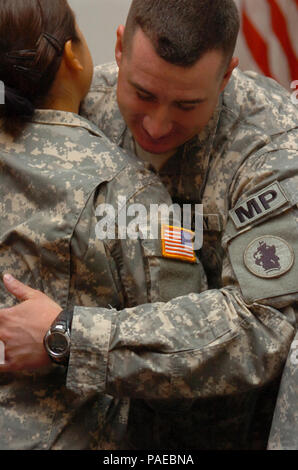 GUANTANAMO BAY, Kuba ausgehende Company Commander, Captain Kevin Behler DESUNTERNEHMENS 193. Militärpolizei befestigt, Joint Task Force Guantanamo liefert eine Umarmung Abschied bei einem Befehl Zeremonie hier 14. August 2008.  JTF Guantanamo führt durch sichere und humane Pflege und Obhut von Festgenommenen feindlichen Kämpfern. Die JTF führt Verhör Operationen um strategische Intelligenz zur Unterstützung der globalen Krieg gegen den Terror zu sammeln und Law Enforcement und Kriegsverbrechen Untersuchungen unterstützt.  JTF Guantanamo engagiert sich für die Sicherheit und die Sicherheit der amerikanische Militärangehörige und Zivilisten im Stockfoto