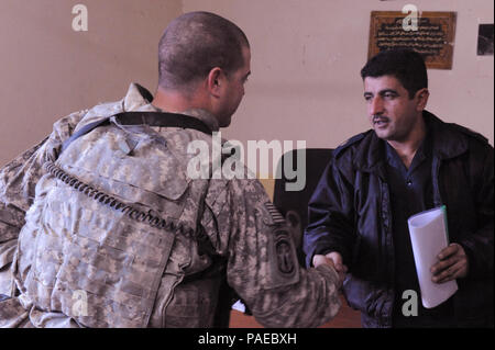 Maj. sourd Sakirn Hussen, Training Officer, Altun Kupri irakische Polizei Station, schüttelt Hände mit U.S. Army Staff Sgt. Robert Wade, truppführer, 1 Gruppe, 2 Platoon, 218 Military Police Company, 317 Military Police Battalion, 49th Military Police Brigade, 3 Infanterie Division, nach über Pläne für eine kommende Schulung für irakische Polizisten in Altun Kupri, Irak, Jan. 3. Die Soldaten besuchten die Polizeistation zu sprechen aktuelle Veranstaltungen und Schulungen Themen für die irakische Polizei. Stockfoto