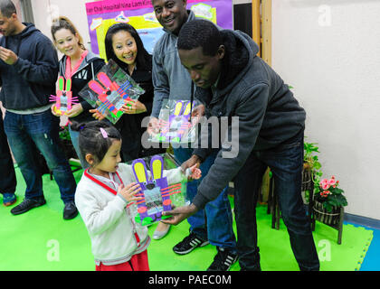 160323-N-von 476-351 HONGKONG (23. März 2016) Bootsmann Mate 2. Klasse Christopher Amoah, zugeordnet zu den Amphibious Assault ship USS Boxer (LHD 4), nimmt ein Bild von einem Schüler der Yan Chai Hospital Nina Lam Kindgarten und Kinderbetreuung während einer Veranstaltung, die von der kulturellen Austausch Boxer religiöse Ministerien Abteilung koordiniert. Der Boxer amphibischen bereit, Gruppe, 13 Marine Expeditionary Unit Team in Hongkong in den ersten Hafen Besuch seit Abfahrt San Diego auf Bereitstellung Feb.12. Während im Anschluss die Matrosen und Marines haben die Möglichkeit, die lokale Kultur und cuis zu genießen Stockfoto