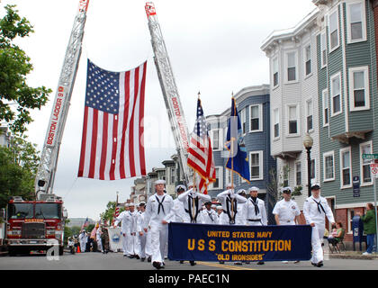 Matrosen zu USS Constitution März im Bunker Hill Day Parade zugeordnet. Die Parade zu Ehren der 235th Jahrestag der Schlacht von Bunker Hill. Stockfoto