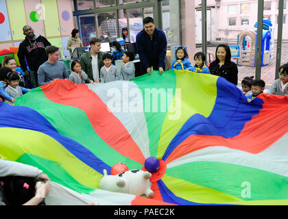 160323-N-von 476-064 HONGKONG (23. März 2016) Matrosen und Marines amphibisches Schiff USS Boxer (LHD4) und 13 Marine Expeditionary Unit spielen mit den Studenten von Yan Chai Hospital Nina Lam Kindgarten und Kinderbetreuung während einer Veranstaltung, die von der kulturellen Austausch Boxer religiöse Ministerien Abteilung koordinierte zugeordnet. Der Boxer amphibischen bereit, Gruppe, 13 Marine Expeditionary Unit Team in Hongkong in den ersten Hafen Besuch seit Abfahrt San Diego auf Bereitstellung. Während im Anschluss die Matrosen und Marines haben die Möglichkeit, die lokale Kultur und Küche zu genießen, besuchen oder Stockfoto