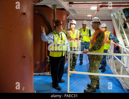 160325-N-OT 964-135 Cape Canaveral, Fla. (25. März 2016) Master Chief Petty Officer der Marine (MCPON) Mike Stevens die Zukunft Ohio Klasse U-Boot Raketentests in Naval Ordnance Test Unit Touren. Stevens ist auf eine zweiwöchige Reise besuchen Segler entlang der östlichen Küste von Norfolk nach Key West, Fla., ihre Gedanken und Bedenken zu hören. (U.S. Marine Foto von Mass Communication Specialist 1. Klasse Martin L. Carey/Freigegeben) Stockfoto