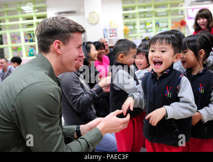 160323-N-von 476-332 HONGKONG (23. März 2016) Aerographer Mate 2. Klasse Garret Hill, zugeordnet zu den Amphibious Assault ship USS Boxer (LHD4), spielt mit einem Schüler der Yan Chai Hospital Nina Lam Kindgarten und Kinderbetreuung während einer Veranstaltung, die von der kulturellen Austausch Boxer Relegious Ministerien Abteilung koordiniert. Der Boxer amphibischen bereit, Gruppe, 13 Marine Expeditionary Unit Team in Hongkong in den ersten Hafen Besuch seit Abfahrt San Diego auf Bereitstellung Feb.12. Während im Anschluss die Matrosen und Marines haben die Möglichkeit, die lokale Kultur und Küche zu genießen, besuchen orga Stockfoto