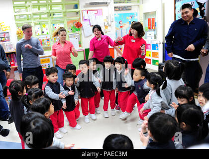 160323-N-von 476-252 HONGKONG (23. März 2016) Matrosen und Marines amphibisches Schiff USS Boxer (LHD4) und 13 Marine Expeditionary Unit Tanz mit den Studenten von Yan Chai Hospital Nina Lam Kindgarten und Kinderbetreuung während einer Veranstaltung, die von der kulturellen Austausch Boxer religiöse Ministerien Abteilung koordinierte zugeordnet. Der Boxer amphibischen bereit, Gruppe, 13 Marine Expeditionary Unit Team in Hongkong in den ersten Hafen Besuch seit Abfahrt San Diego auf Bereitstellung Feb.12. Während im Anschluss die Matrosen und Marines haben die Möglichkeit, die lokale Kultur und Küche zu genießen, Stockfoto