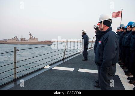 160327-N-PD 309-095 BUSAN, Südkorea (27. März 2016) Matrosen an Bord der Arleigh-Burke-Klasse geführte Anti-raketen-Zerstörer USS Benfold (DDG65) ehren zu einem vorbeifahrenden Schiff vor dem Meer rendern und anker detail. Benfold ist derzeit in der Siebten Flotte Bereich für Maßnahmen zur Erhöhung der Sicherheit und Stabilität im indo-pazifischen Raum. (U.S. Marine Foto von Mass Communication Specialist 3. Klasse Deven Leigh Ellis/Freigegeben) Stockfoto