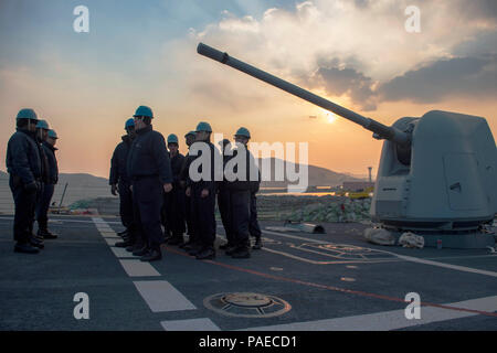 160327-N-PD 309-091 BUSAN, Südkorea (27. März 2016) Segler bereiten sich auf Meer und anker detail an Bord der Arleigh-Burke-Klasse geführte Anti-raketen-Zerstörer USS Benfold (DDG65). Benfold ist derzeit in der Siebten Flotte Bereich für Maßnahmen zur Erhöhung der Sicherheit und Stabilität im indo-pazifischen Raum. (U.S. Marine Foto von Mass Communication Specialist 3. Klasse Deven Leigh Ellis/Freigegeben) Stockfoto