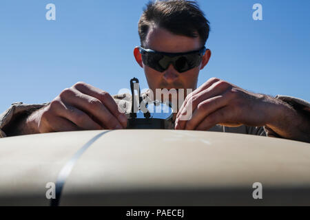 Us Marine Corps Cpl. Michael O'Hankon, Air Navigation Technian mit Loslösung Beta, Marine mobiles Team, Marine Air Control Squadron-2 (MACS-2), eine Ein/TRN-47 Tactical Air Navigation System während Waffen und Taktiken Tauchlehrer Kurs (WTI 2-16) auf Landing Zone Stier an Chocolate Mountain Aerial Gunnery Range, Calif., am 26. März 2016. WTI ist ein 7 Woche Schulungsveranstaltung durch Marine Aviation Waffen Taktiken Squadron-1 gehostet (MAWTS-1) Kader. MAWTS-1 bietet standardisierte Advanced Tactical Training und Zertifizierung der Ausbilder Qualifikationen zu Marine Aviation Training Support und Stockfoto