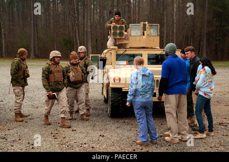 US-Armee Soldaten vom 3. Militärische Informationen Support Battalion (Airborne) (MISB (A)) in der Rolle spielen mit US-Marines in einer simulierten natürlichen Standort während ein Feld Training Übung (Ftx), Camp Butner NC, 20. März 2016 teilnehmen. Die gemeinsame Ausbildung FTX erlaubt Soldaten vom 3. MISB (A) und 9. MISB (A), zusammen mit US-Marines von Quantico, zusammen zu trainieren, um lebensrettende Informationen während einer Naturkatastrophe Szenario verbreiten. (US Army Foto von CPL. Kevin Sterling Payne/Freigegeben) Stockfoto