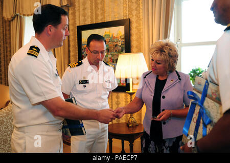 QUEBEC CITY (Juli 27, 2012) Lt.Cmdr. Michael D. Fortenberry, kommandierender Offizier der Cyclone-Klasse Coastal Patrol Schiff USS Hurricane (PC3), präsentiert die Schiffe Münzen an die Michelle Morin-Doyle, stellvertretender Bürgermeister von Quebec City, während einer Konferenz in Quebec City Hall. Oliver Hazard Perry-Klasse Fregatte USS-Gesellschaft (FFG 45), Hurrikan und kanadischen Halifax-Klasse Fregatte HMCS Ville de Quebec (FFH 332) besuchen Städte in Amerika und Kanada den zweihundertsten Jahrestag der Krieg von 1812 zu gedenken. Stockfoto