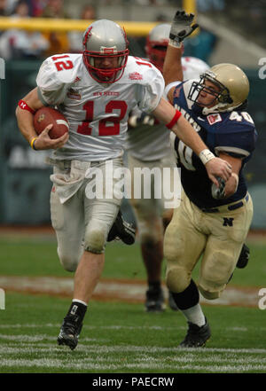 Francisco (31. 29, 2004) US Naval Academy Midshipman line Backer David Mahoney versucht, neue Mexiko quarterback Kole McKamey im 1. Quartal spielen gegen die Lobos von New Mexico im Emerald Schüssel in San Francisco zu bekämpfen. In der Halbzeit Marine führte die Lobos 24-19. U.S. Navy Stockfoto