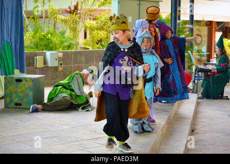 Singapur (Mar. 25, 2016) - Missoula Kindertheater (MCT) Schauspieler und Kinder der militärischen Service Mitglieder und DoD Zivilisten zugeordnet U.S. Navy Region Centre Singapore (NRC) führen Sie eine moderne Interpretation von König Arthur, März 25, 2016, an der oberen Terrasse des Terrors Club. Die Veranstaltung geholfen, die Sammlung der Gemeinschaft fördern und eine kleine Gruppe von NRC Kinder, die vor und Probten während der Woche vor der Aufführung. (Offizielle U.S. Navy Foto von Marc Ayalin) Stockfoto