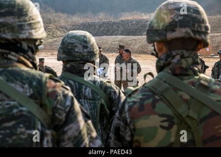 Us Marine Gunnery Sgt. Miguel Cira gibt eine Sicherheit kurz zu Republif von Korea Marines und US-Marines vor einem Kampf Treffsicherheit auf Lager Rodriguez am 26. März 2016. Die ROK-Marines und der US-Marines trainieren Seite an Seite für Koreanische Marine Austauschprogramm 16-16, eine Übung, die die Beziehung zwischen den beiden Nationen erhöht. Cira ist ein Kampf Ingenieur mit 9 Techniker Bataillon, 3. Marine Logistics Group, III Marine Expeditionary Force und ist von Edinburg, Texas. Die ROK-Marines sind mit 1. ROK Marine Division. (U.S. Marine Corps Foto von Cpl. Ryan C. Netz-/Rel Stockfoto