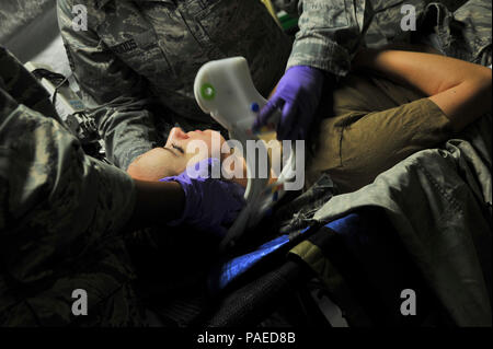 Ein Älterer Flieger namens Jessica, 94th Intelligence Squadron, erhält Care von Krankenschwestern für eine simulierte Ansatzverletzung während ein Zentrum für die Erhaltung des Traumas und der Bereitschaft Fähigkeiten Feld training März 24, 2016 in Fort Detrick, Maryland. Freiwillige aus der 70th Intelligence, Surveillance, Reconnaissance Flügel unterstützt die C-sterne Baltimore Personal als Verletzte posing Leben wie Ausbildung für das medizinische Personal in den Kurs zu erstellen. (U.S. Air Force Foto/Staff Sgt. Alexandre Montes) Stockfoto