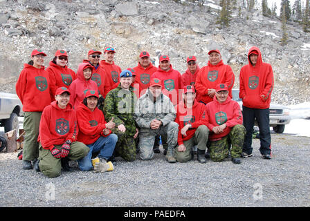 Gen. Gene Renuart, NORAD und US Northern Command Commander, und kanadische Brig. General David Millar, Joint Task Force North Commander, Stellen mit Mitgliedern der kanadischen Ranger Patrol Inuvik am Mackenzie River Delta in der Nähe von Inuvik, Northwest Territories während des allgemeinen 11. Mai besuchen Sie uns Standorte Yellowknife und Inuvik. Kanadische Förster-Reservisten, die eine militärische Präsenz in abgelegenen und isolierten und Küstengemeinden. Formal 1947, kanadischen Rangers sind verantwortlich für den Schutz der kanadischen Souveränität durch die ungewöhnliche Aktivitäten oder sightin Stockfoto