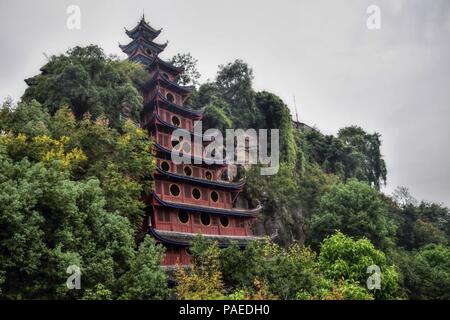 Ein Tempel ist das Dorf in der Nähe der Stadt Shibaozhai Wushan auf dem Yangtze River in der Nähe des Drei Schluchten Tal, Provinz Hubei, China. Stockfoto