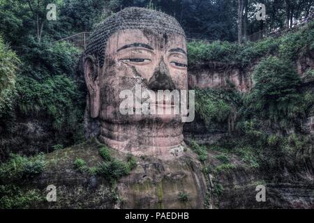 Leshan Giant Buddha 71 Meter hohen steinernen Statue aus dem Fels gehauen, Gesichter Zusammenfluss von Min. Fluss und Dadu River. Stockfoto