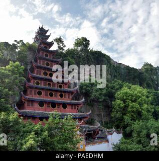 Ein Tempel ist das Dorf in der Nähe der Stadt Shibaozhai Wushan auf dem Yangtze River in der Nähe des Drei Schluchten Tal, Provinz Hubei, China. Stockfoto