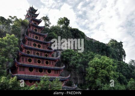 Ein Tempel ist das Dorf in der Nähe der Stadt Shibaozhai Wushan auf dem Yangtze River in der Nähe des Drei Schluchten Tal, Provinz Hubei, China. Stockfoto