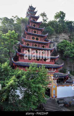 Ein Tempel ist das Dorf in der Nähe der Stadt Shibaozhai Wushan auf dem Yangtze River in der Nähe des Drei Schluchten Tal, Provinz Hubei, China. Stockfoto