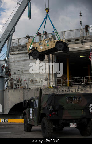 Us-Marines und Matrosen aus - Laden einer M998 High Mobility Multipurpose Radfahrzeug (Hmmwv) von der United States Naval Ship Millinocket, wie sie in Subic Bay, Philippinen kommen, um in Balikatan 2016 (BK 16) Am 30. März 2016 zu beteiligen. Der Zweck der BK 16 ist die Interoperabilität und Partner-Nation-Fähigkeiten, die für die Planung und Durchführung von militärischen Operationen zu verstärken und die regionale Sicherheit Maßnahmen voraus. (Us-Foto von Lance Cpl. Damon A. Mclean/Freigegeben) Stockfoto