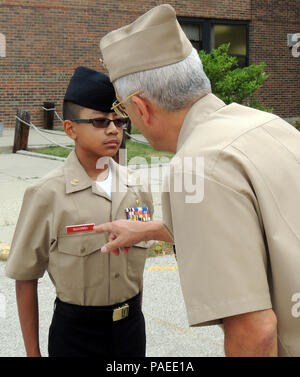 Pensionierter Navy Cmdr. Jerry Egler, Senior naval science Ausbilder von Vorbehalt West High School, in Hanglage, Illinois, inspiziert ein Navy Junior ROTC Cadet während eines Personal Inspektion bei Naval Station Great Lakes. Die Untersuchung war Teil des 2012 Navy Junior ROTC Bereich 3 Leadership Academy Juni 17-23. Mehr als 135 Kadetten aus 55 High School in Illinois, Indiana, Michigan, Minnesota, Ohio, West Virginia und Texas, nahmen an der einwöchigen Veranstaltung. Die Akademie jedes Jahr Züge Kadetten die Führungskräfte von ihren Einheiten für die kommende High School Jahr. Stockfoto