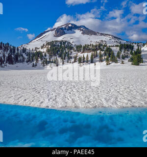 Gefrorenen See Helen, Lassen Volcanic National Park, Kalifornien Stockfoto