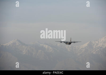 Ein Super C-130J Hercules aus der 775 Expeditionary Airlift Squadron hebt ab Flughafen Bagram, Afghanistan, 29. März 2016. Mitglieder der 455th Expeditionary Aircraft Maintenance Squadron sicherzustellen, dass Flugzeuge in Bagram sind für den Flug vorbereitet und sie zu einer Mission bereit ist, wenn Sie landen. (USA zurück Air Force Foto/Tech. Sgt. Robert Cloys) Stockfoto