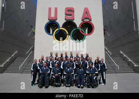 Team Marine/Küstenwache zusammen für ein Teambild am Eröffnungstag der Krieger Spiele 2012 im US Olympischen Spiele Training Center in Colorado Springs, Colorado, Montag, 30. April 2012 beitreten. Die Zeremonie vereint mehr als 200 Soldaten, Matrosen, Piloten, Marines, Küste Gardisten und britischen Streitkräfte Mitglieder, herausfordernde jeder Athlet auf dem höchsten Stand der einwöchige Wettbewerbe in Radfahren, Bogenschießen, schießen, Rollstuhl-Basketball, Volleyball, Schwimmen und Leichtathletik-Veranstaltungen durchführen. Die 35 Krieger Athleten nehmen als Team Marine/Küstenwache, gesponsert von Marine sicher Ha Stockfoto