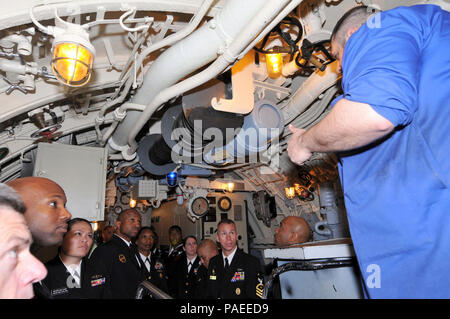 Gabriel Garza (rechts), ein Reiseführer an Bord des Zweiten Weltkrieges deutsche U-Boot U-505, führt eine Tour durch das U-Boot für die 2013 Manpower, Personal, Aus- und Weiterbildung (MPT & E) Segler des Jahres (Soja) Finalisten und den Sponsoren im Museum für Wissenschaft und Industrie hier, 24.02.26. Cryptologic Techniker Sammlung 1. Klasse James R. Lee jr. Als die 2013 MPT & E SOJA während eines Festaktes im Port o Call Bankett- und Konferenzzentrum auf der Naval Station Great Lakes, Illinois, 24.02.28, nach einer Woche von Touren und Besuche von Schulen in der Schulung Support Center (TSC) auf Th Stockfoto