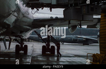 Eine C-17 Globemaster III, die Familien, die Teil der ersten Abfahrt in der Türkei waren, Taxis auf der Flightline in Ramstein Air Base, Deutschland, 30. März 2016. Die Entscheidung für die Anspruchsberechtigten abzuweichen Türkei ermöglicht für die absichtliche, sichere Rückkehr von Familienangehörigen aus diesen Bereichen aufgrund der anhaltenden Sicherheitsprobleme in der Region. (U.S. Air Force Foto/Staff Sgt. Sara Keller) Stockfoto
